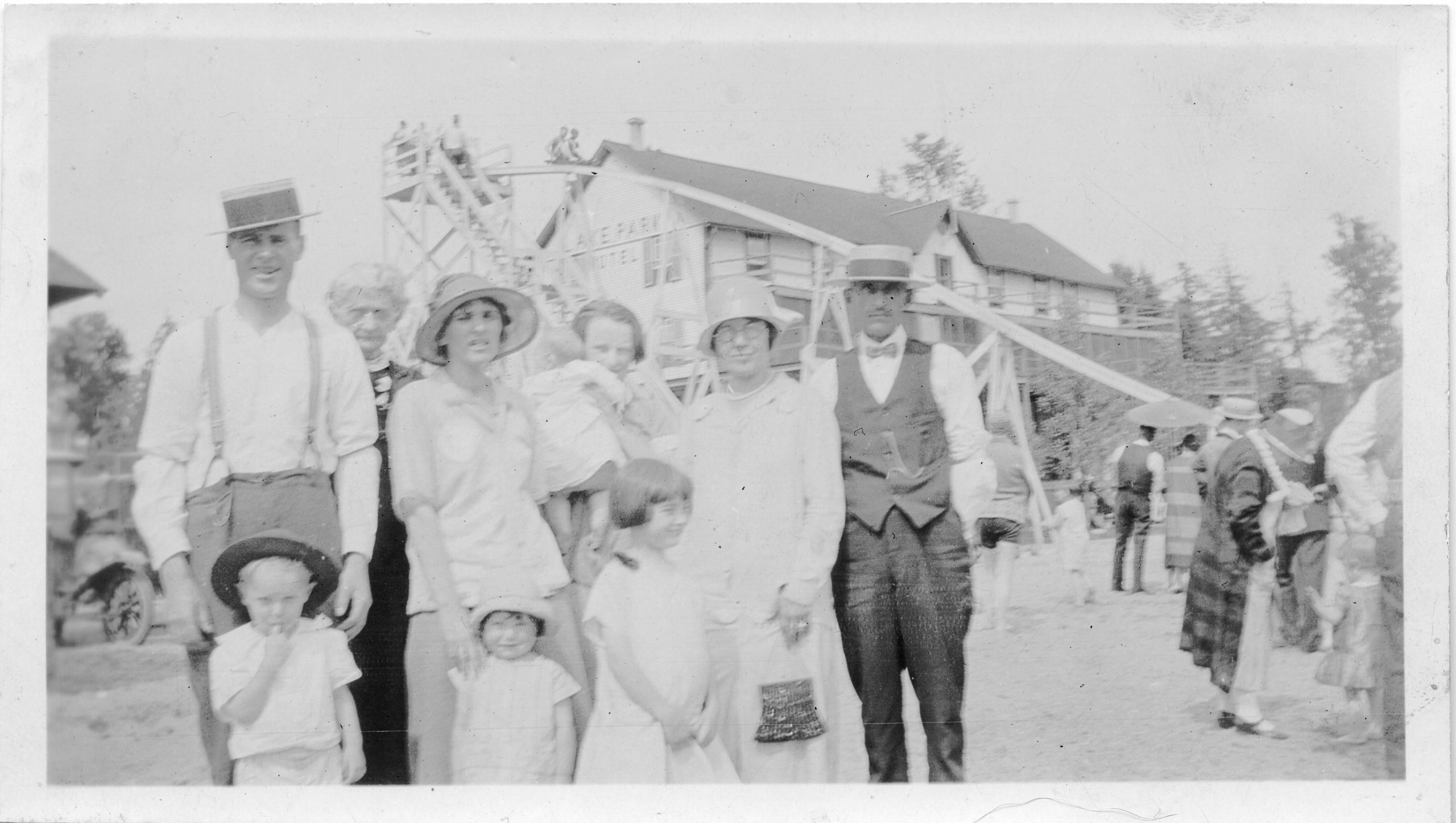 A group of unidentified adults and children standing in front of the Lake Park Hotel.